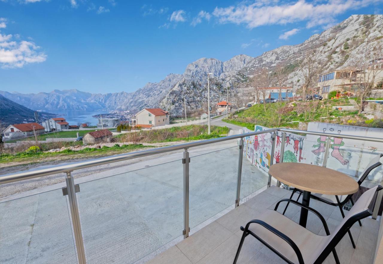Four Seasons Apartments Cattaro Esterno foto